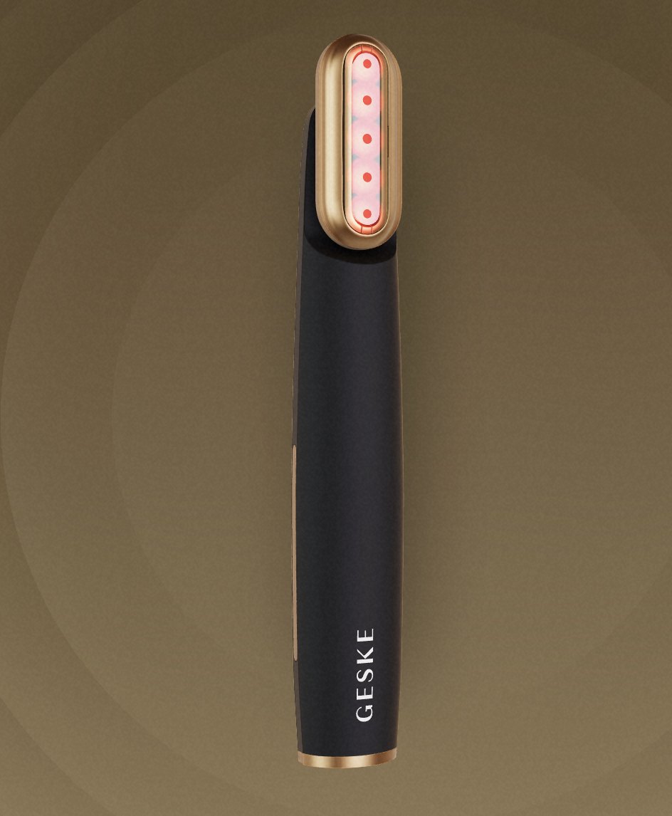 Η συσκευή GESKE Skin Firming Wand σε μαύρο και χρυσό με κόκκινο φως LED στην κεφαλή